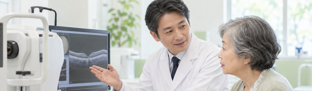網膜の検査画像を見ながら説明を受ける患者さん（イメージ）